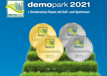 WERBERIA-entwirft-Neuheitenblatt-demopark-2021-Medaillen-auf-Siegertreppe aus Gras